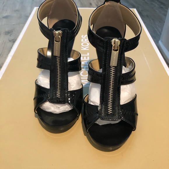 Michael Kors 5.5 Berkley Black Patent Heels NEW - Picture 1 of 4